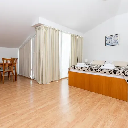 Aurora Hotel 3*